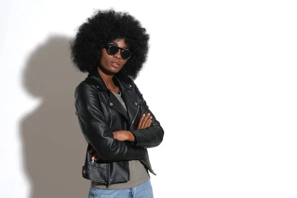 Menina Afro Sexy Couro Preto Jaqueta Rochosa — Fotografia de Stock