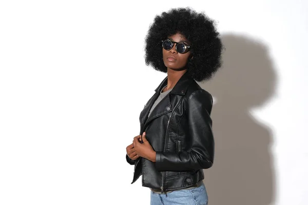 Siyah Deri Ceketli Seksi Afro Kız — Stok fotoğraf