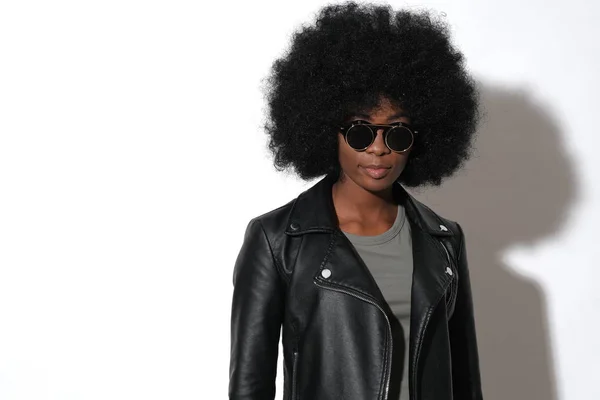 Sexy Afro Κορίτσι Μαύρο Δέρμα Βραχώδες Σακάκι Και Μαύρα Γυαλιά — Φωτογραφία Αρχείου