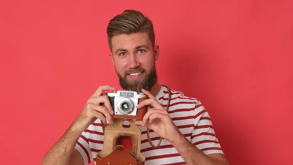 Close Homem Com Barba Tirando Uma Foto Por Câmera Antiquada — Fotografia de Stock