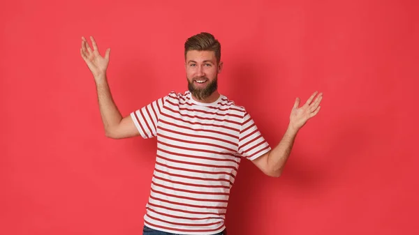 Jovem Feliz Camisa Branca Com Listras Vermelhas Parecendo Animado — Fotografia de Stock