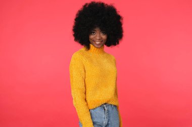 Renkli giyimli neşeli Afro-Amerikan model, izole edilmiş arka plan.