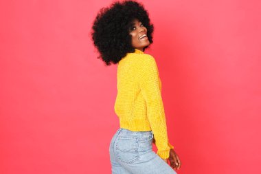 Kırmızı arka planda izole edilmiş, merhaba kazaklı mutlu Afro-Amerikalı kız..
