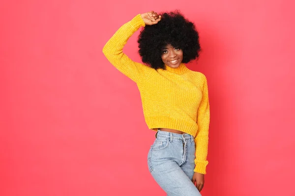 Glad Afro Amercian Flicka Hello Tröja Isolerad Röd Bakgrund — Stockfoto