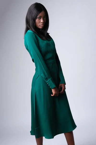 非洲裔美国人摄影模特的漂亮脸蛋 模特儿穿着深绿色和华丽的衣服 — 图库照片