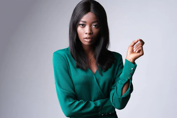 Krásná Tvář Africko Amerického Modelu Focení Model Sobě Láhev Zelené — Stock fotografie