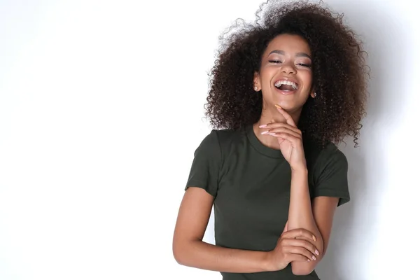 Genç Zindelik Stüdyo Çekimlerinde Güzel Bir Gülümseme Yeşil Elbiseli Afro — Stok fotoğraf