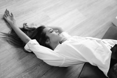 Beyaz tişörtlü esmerin şehvetli fotoshoot 'u..