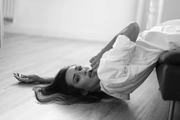 Beyaz Tişörtlü Esmerin Şehvetli Fotoshoot — Stok fotoğraf