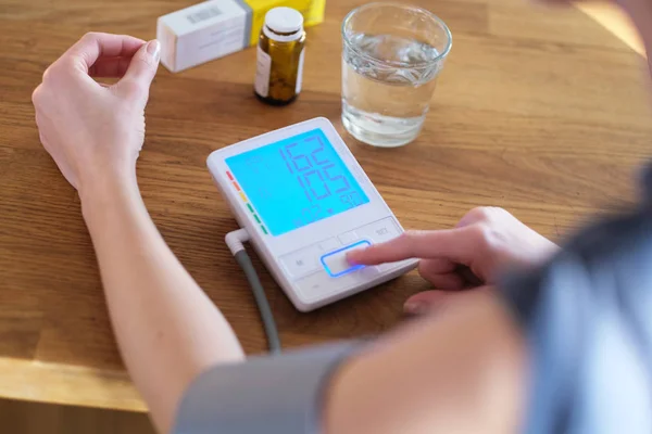 Young Woman Hypertension Controlling Her Blood Pressure — Stock Photo, Image