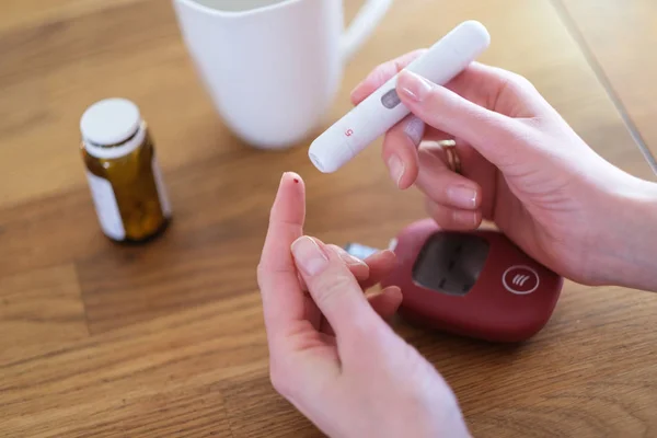 Glucometer Liggend Het Houten Bureau Dagelijkse Routine Voor Diabetes — Stockfoto