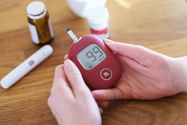 Paciente Joven Está Controlando Una Glucosa Sangre Todos Los Días — Foto de Stock