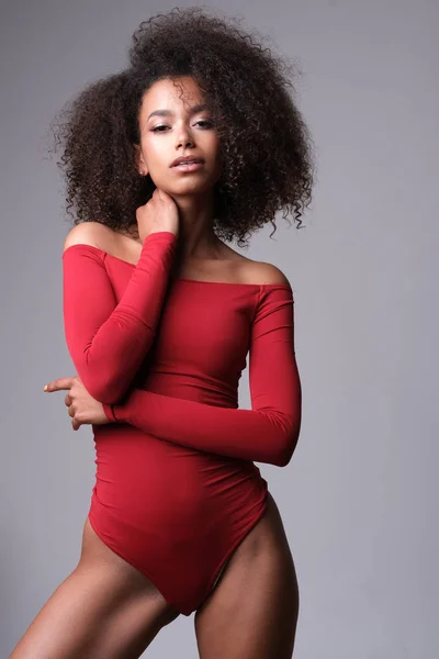 Bella Minuscola Afro Amerciana Modello Corpo Rosso Posa Sfondo Grigio — Foto Stock
