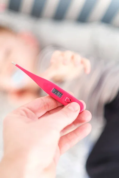 Küçük Erkek Bebek Grip Olmuş Elin Termometreyi Tutuyor — Stok fotoğraf