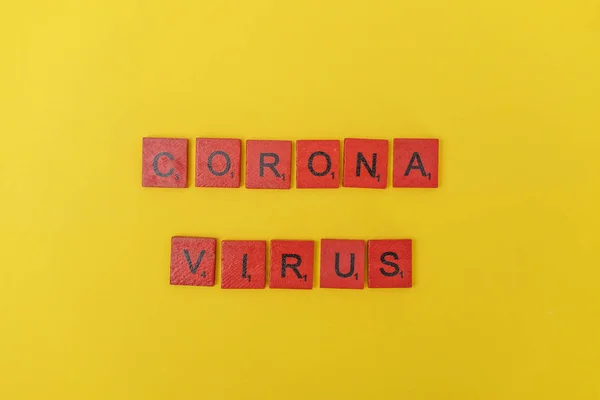 Virus Corona Escrito Por Letras Rojas Scrabble Sobre Fondo Amarillo — Foto de Stock