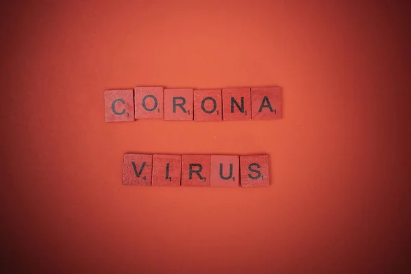 Virus Corona Scritto Lettere Scarabeo Sfondo Rosso — Foto Stock