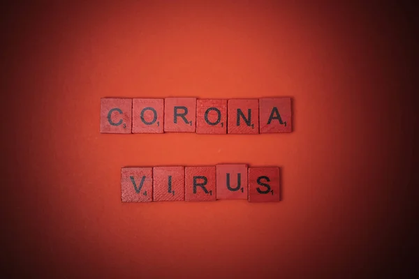 Virus Corona Escrito Por Letras Rojas Scrabble Sobre Fondo Amarillo —  Fotos de Stock