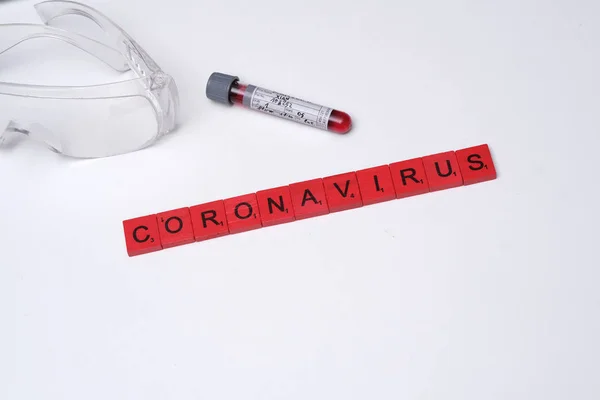 Sampel Darah Dan Tes Coronavirus Ditulis Oleh Blok Merah Scrabble — Stok Foto