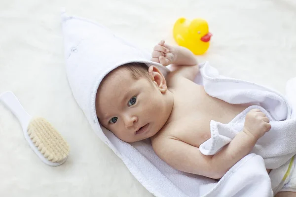 Pequeno Bebê Bonito Postura Infantil Coberto Por Toalha Branca — Fotografia de Stock