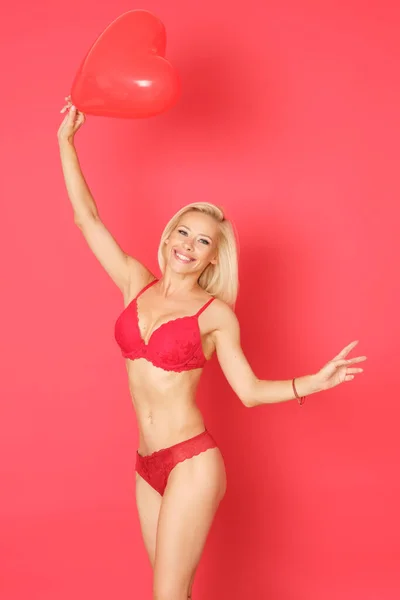 Mujer Rubia Enérgica Posando Lencería Roja Con Globo Forma Corazón —  Fotos de Stock