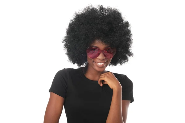 Modelo Africano Feliz Cabelos Super Afro Óculos Forma Coração Olhando — Fotografia de Stock