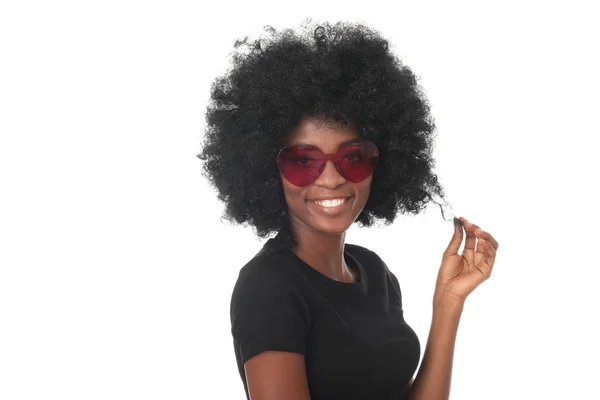 Glad Afrikansk Modell Super Afro Hår Och Hjärtformade Glasögon Ser — Stockfoto