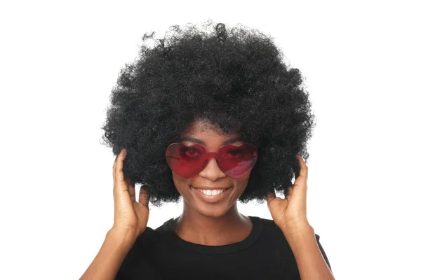 Süper Afro Saçlı Kalp Şeklinde Gözlüklü Mutlu Bir Afrikalı Manken — Stok fotoğraf