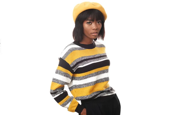 Model Hitam Bergaya Dengan Sweater Dengan Garis Garis Dan Topi — Stok Foto