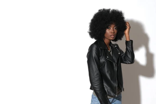 Vysoce Módní Afro Americký Model Černé Kožené Bundě — Stock fotografie