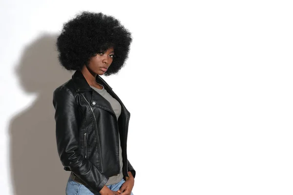 Modello Afro Americano Alta Moda Giacca Pelle Nera — Foto Stock