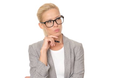 İş kadını yan tarafa bakıyor. Stüdyo çekimi, beyaz arkaplanda.