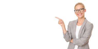 İş kadını yan tarafa bakıyor. Stüdyo çekimi, beyaz arkaplanda.