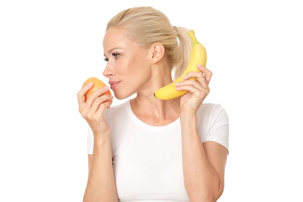 美容ナチュラルブロンドは 健康的な食べ物や果物の多くを促進します — ストック写真