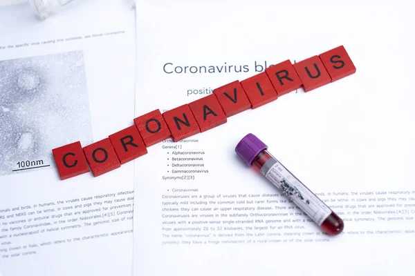 Koronawirus Całym Świecie Obraz Próbką Krwi Koronawirusem Napisany Przez Scrabble — Zdjęcie stockowe