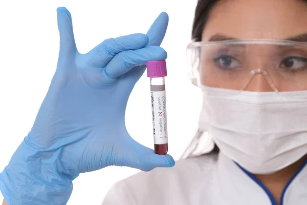 Laboratoriediagnostiker Skyddsglasögon Och Handskar Som Håller Ett Blodprov Epidemi Coronavirus — Stockfoto