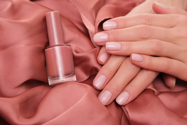 Belas Mãos Femininas Com Delicado Manicure Natural Deitado Cetim Salmão — Fotografia de Stock