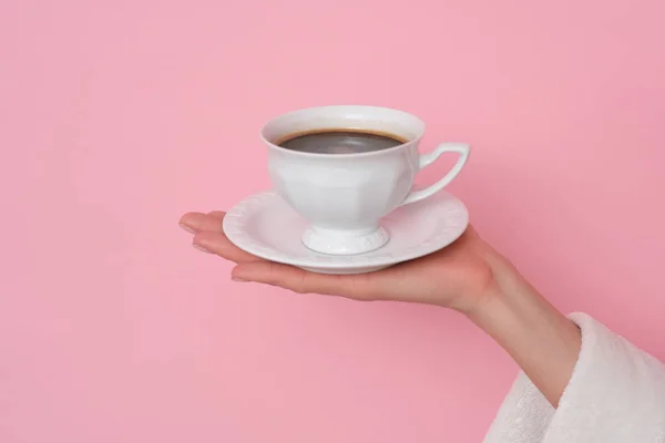 Koporsót Kérek Női Kéz Kezében Egy Csésze Kávé Elszigetelt Rózsaszín — Stock Fotó