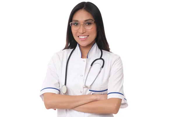 Médico Geral Feminino Terno Branco Sorrindo Para Câmera — Fotografia de Stock