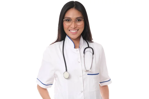 Médico Geral Feminino Terno Branco Sorrindo Para Câmera — Fotografia de Stock