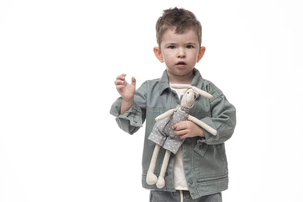 Alegre Encantador Menino Posando Com Seu Coelho Fundo Branco — Fotografia de Stock