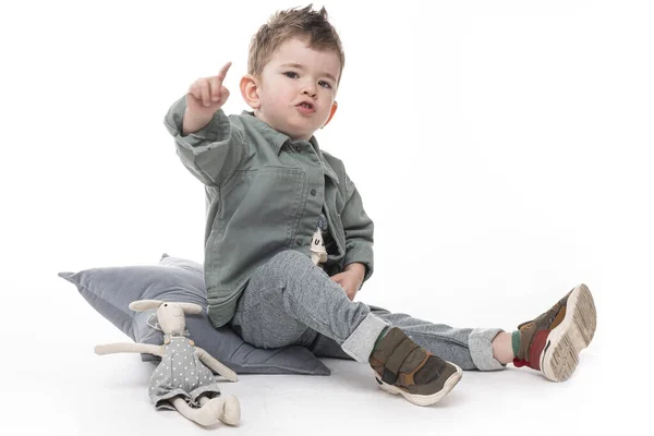 Elegante Ragazzino Con Suo Coniglietto Carino Avendo Riprese Studio — Foto Stock