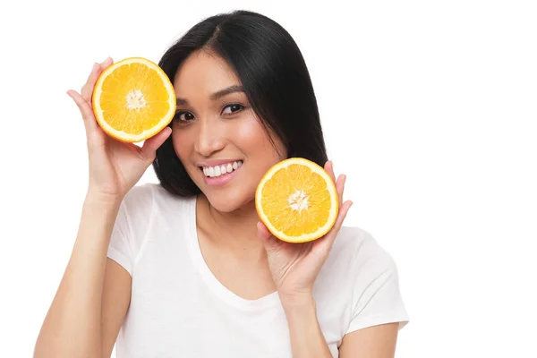 彼女のキーとして柑橘類とポーズ美しいアジアのモデルクリーンでバイタルと輝く顔 — ストック写真