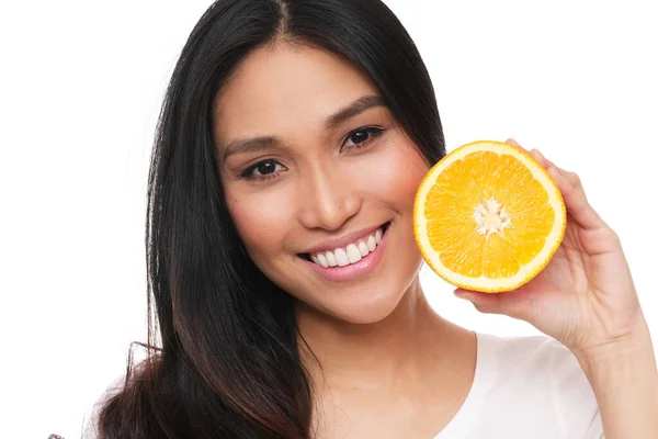彼女のキーとして柑橘類とポーズ美しいアジアのモデルクリーンでバイタルと輝く顔 — ストック写真