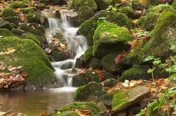 Pequeño arroyo en las piedras grandes — Foto de Stock