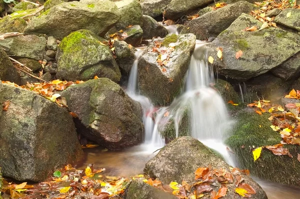 El agua entre las rocas — Foto de Stock