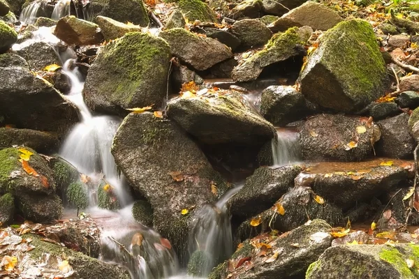 Agua blanca entre piedras — Foto de Stock