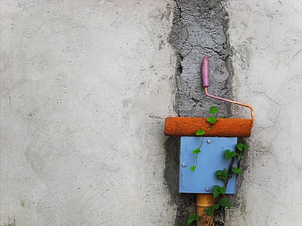 Terk edilmiş turuncu silindir