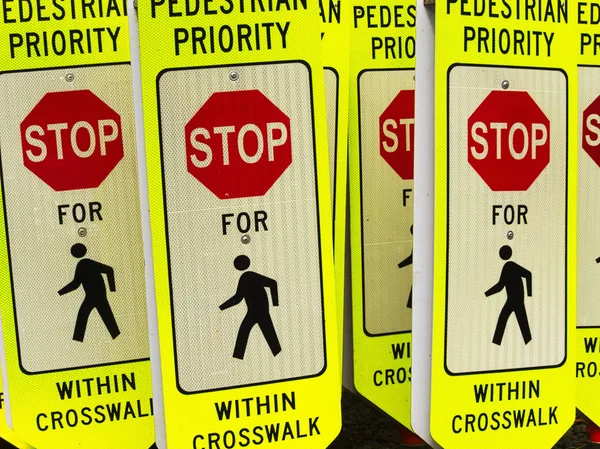 Stop for pedestrian — Stock Photo, Image