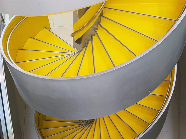 Jaune nouveaux escaliers en spirale — Photo