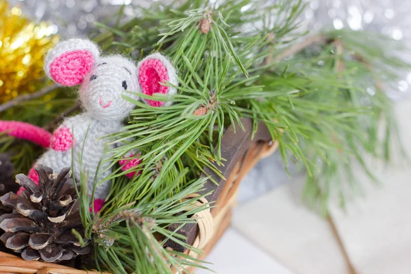 Ratón Gris Punto Con Orejas Rosadas Asoma Una Cesta Madera — Foto de Stock